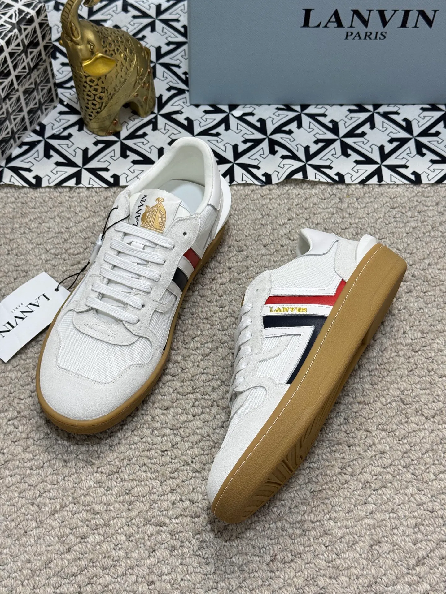 Men's men's shoes 💰520 [New style] 🦈🦈lanvin #LANVIN spring and summer series new colors ❤️‍🔥The latest lace-up fashionable casual Forrest Gump running shoes~bumpr high-quality couple 👫 series!! The latest trendy products of the season. Many bloggers have planted grass and purchased the original molds for customization. The uppers are nubuck leather. They are very versatile, fashionable and casual, and are comfortable to wear on the feet. Recommended! The original molds have clear logo rubber bottoms, which are non-slip and wear-resistant. Size: Female 36~40 Male 38-44 (45 customized